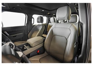 Land Rover Defender (4 Doors) - Thumbnail 8