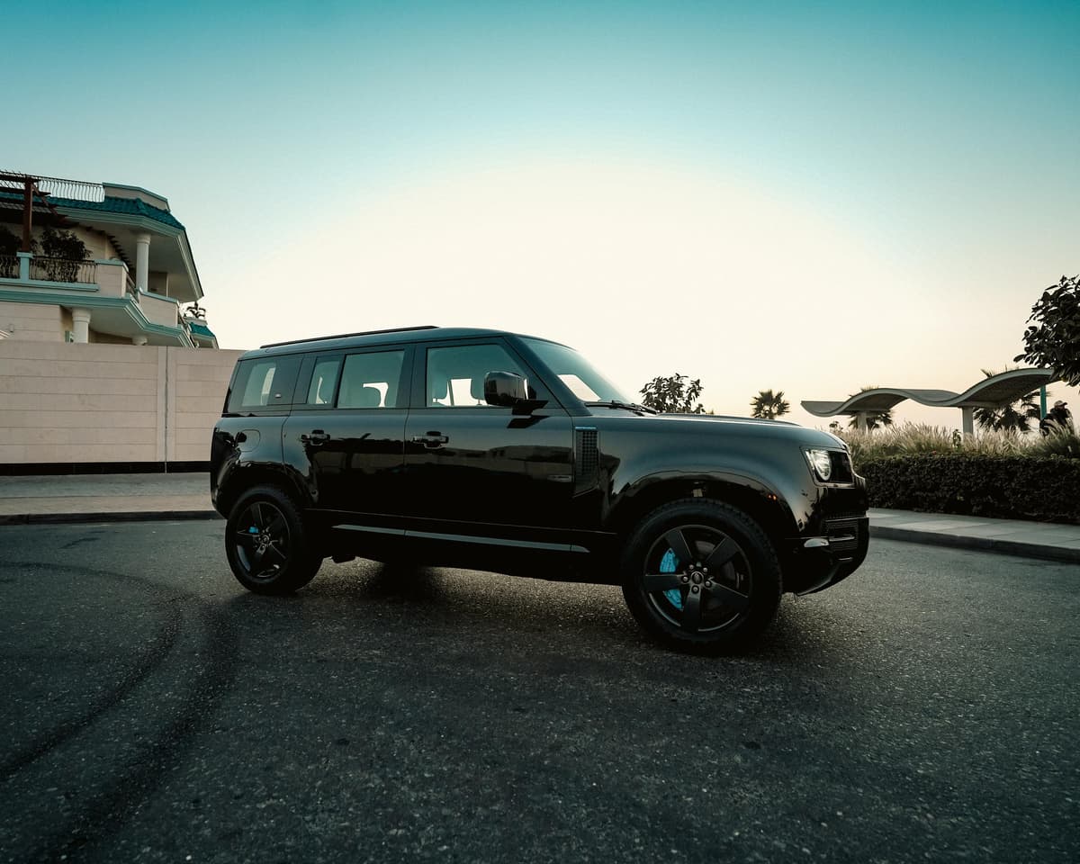 Land Rover Defender (4 Doors) - Image 1