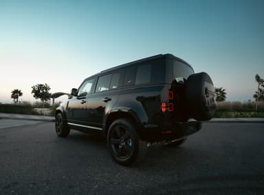 Land Rover Defender (4 Doors) - Thumbnail 2