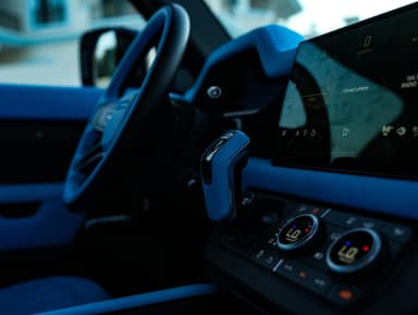 Land Rover Defender (4 Doors) - Thumbnail 3