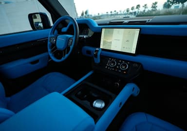 Land Rover Defender (4 Doors) - Thumbnail 4