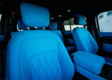 Land Rover Defender (4 Doors) - Thumbnail 5