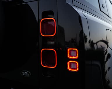 Land Rover Defender (4 Doors) - Thumbnail 7